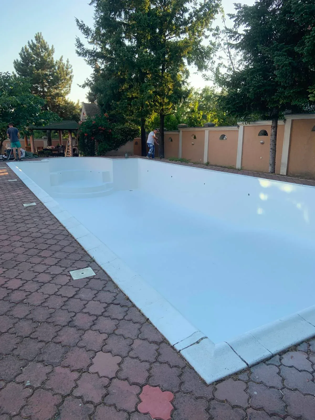 Betonski bazen u dvorištu porodične kuće posle sanacije — Adaptera Beograd