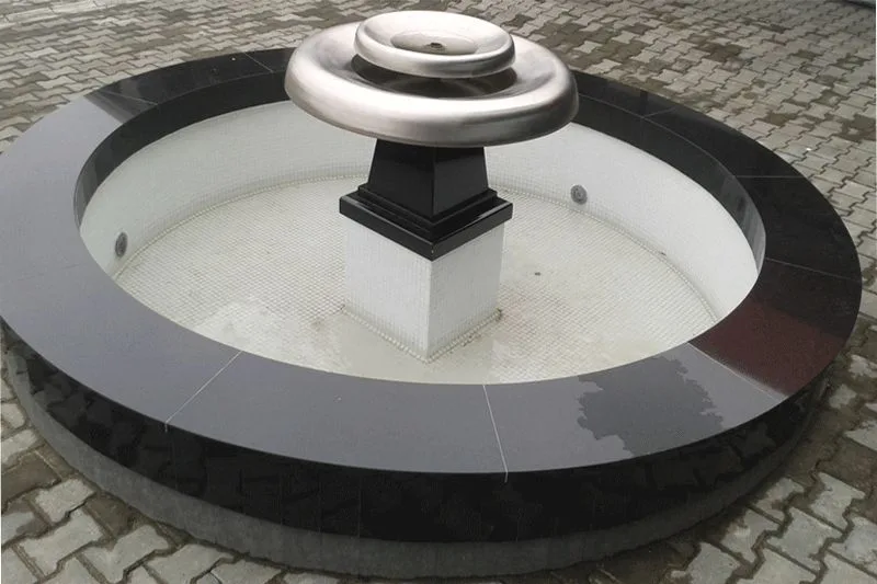 Fontana obložena granitom i mozaikom — spoljno uređenje u Beogradu, Adaptera