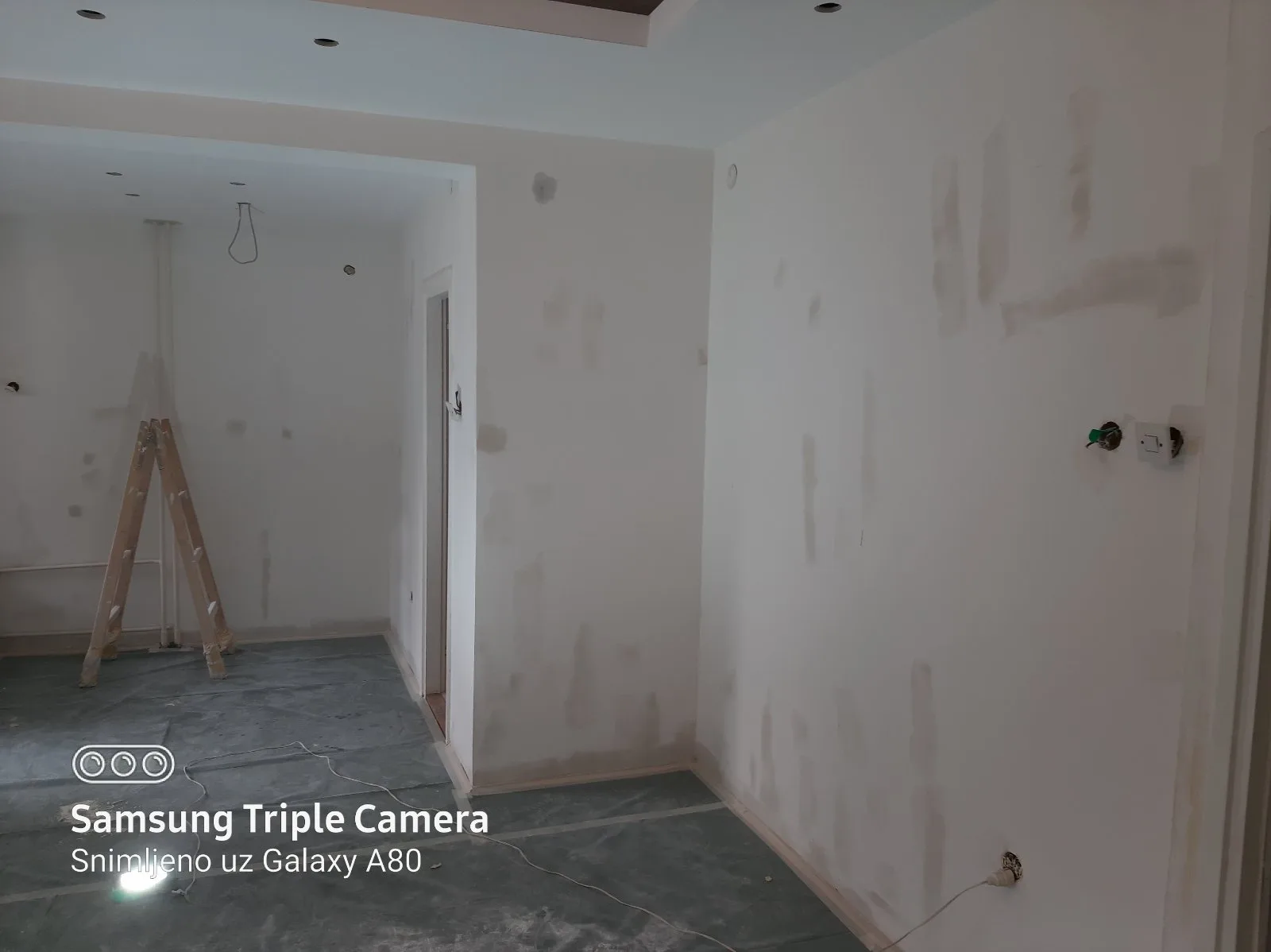 Gletovani zidovi i spušten plafon u stanu pripremljeni za moleraj — Adaptera Beograd