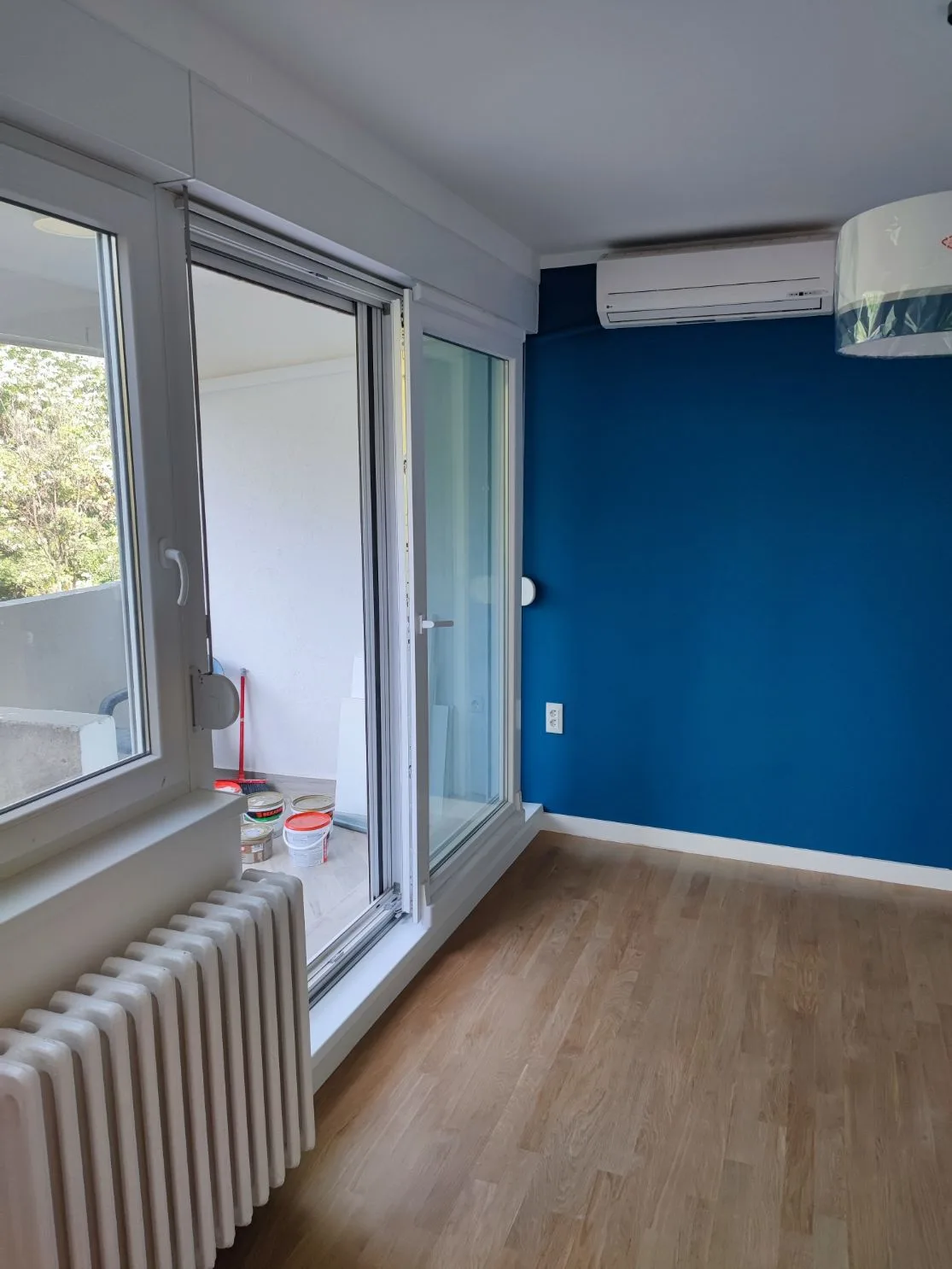 Soba sa okrečenim plavim zidom i belim plafonom — moleraj u Beogradu, Adaptera