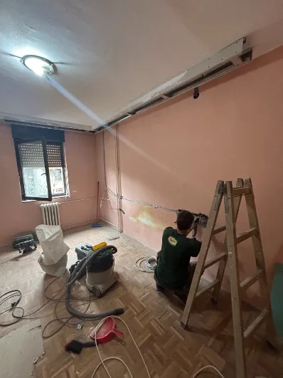Brušenje i priprema zida pre krečenja uz zaštićen parket — Adaptera Beograd