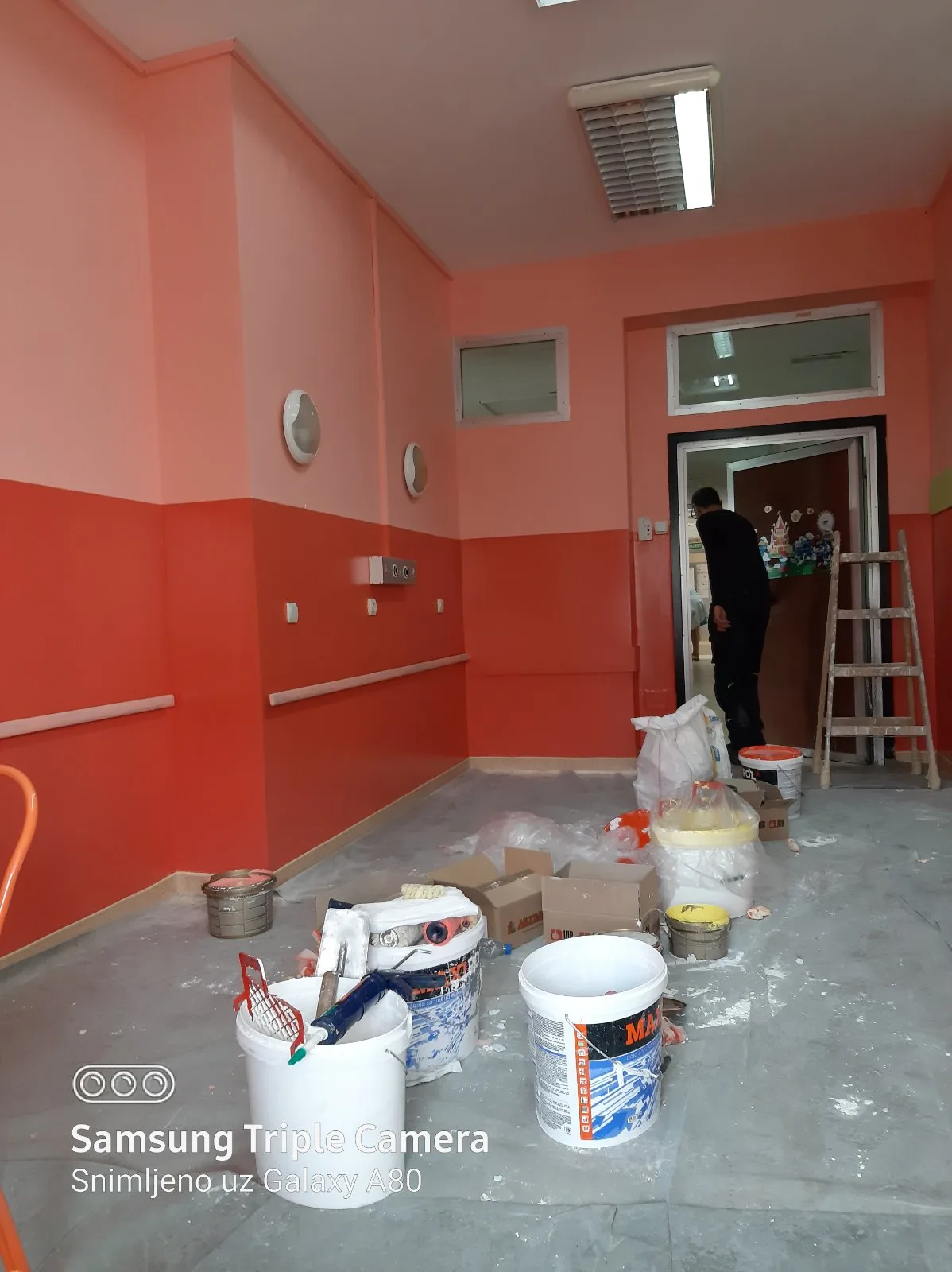 Okrečen hodnik u ustanovi u dva tona narandžaste — krečenje poslovnog prostora u Beogradu, Adaptera