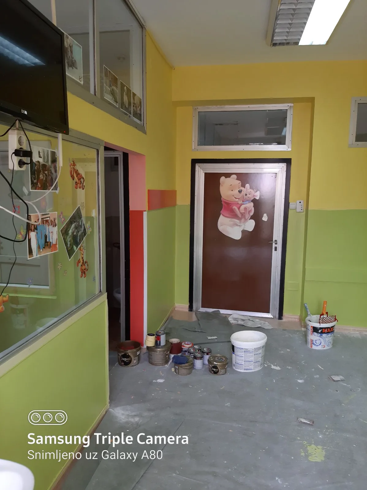 Okrečen hodnik u vrtiću sa oslikanim vratima — Adaptera Beograd