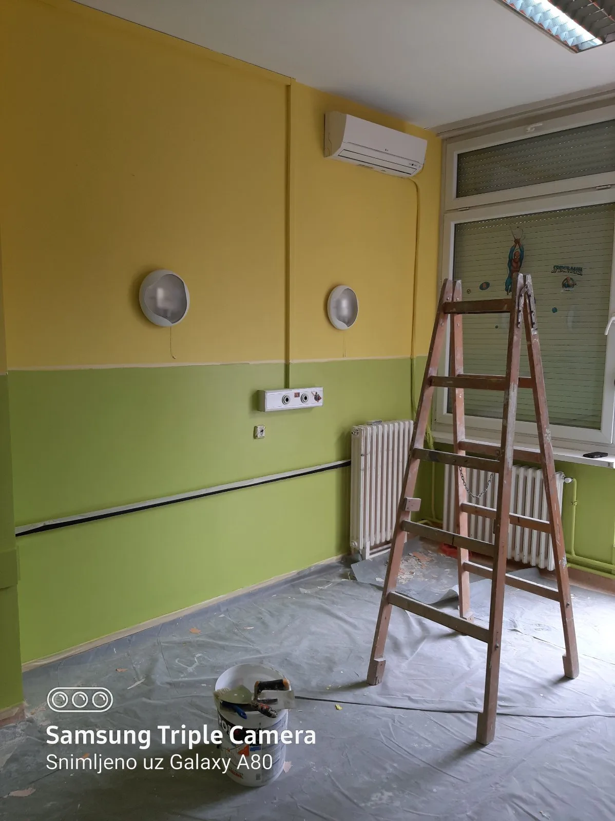 Okrečena prostorija u vrtiću, žuti i zeleni zidovi — krečenje poslovnog prostora u Beogradu, Adaptera