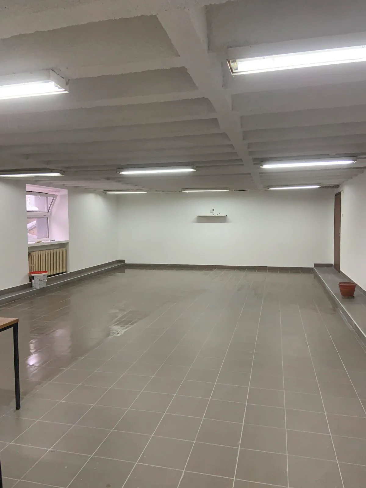 Renoviran poslovni prostor sa keramičkim podom i novom rasvetom — Adaptera Beograd