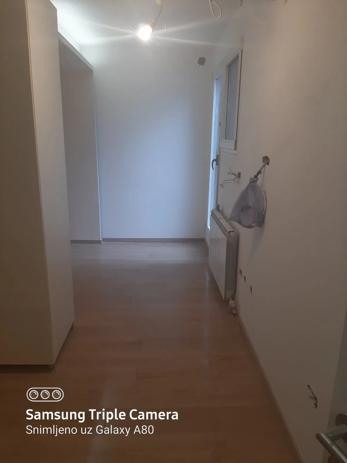 Hodnik sa laminatom posle adaptacije stana u Beogradu — Adaptera
