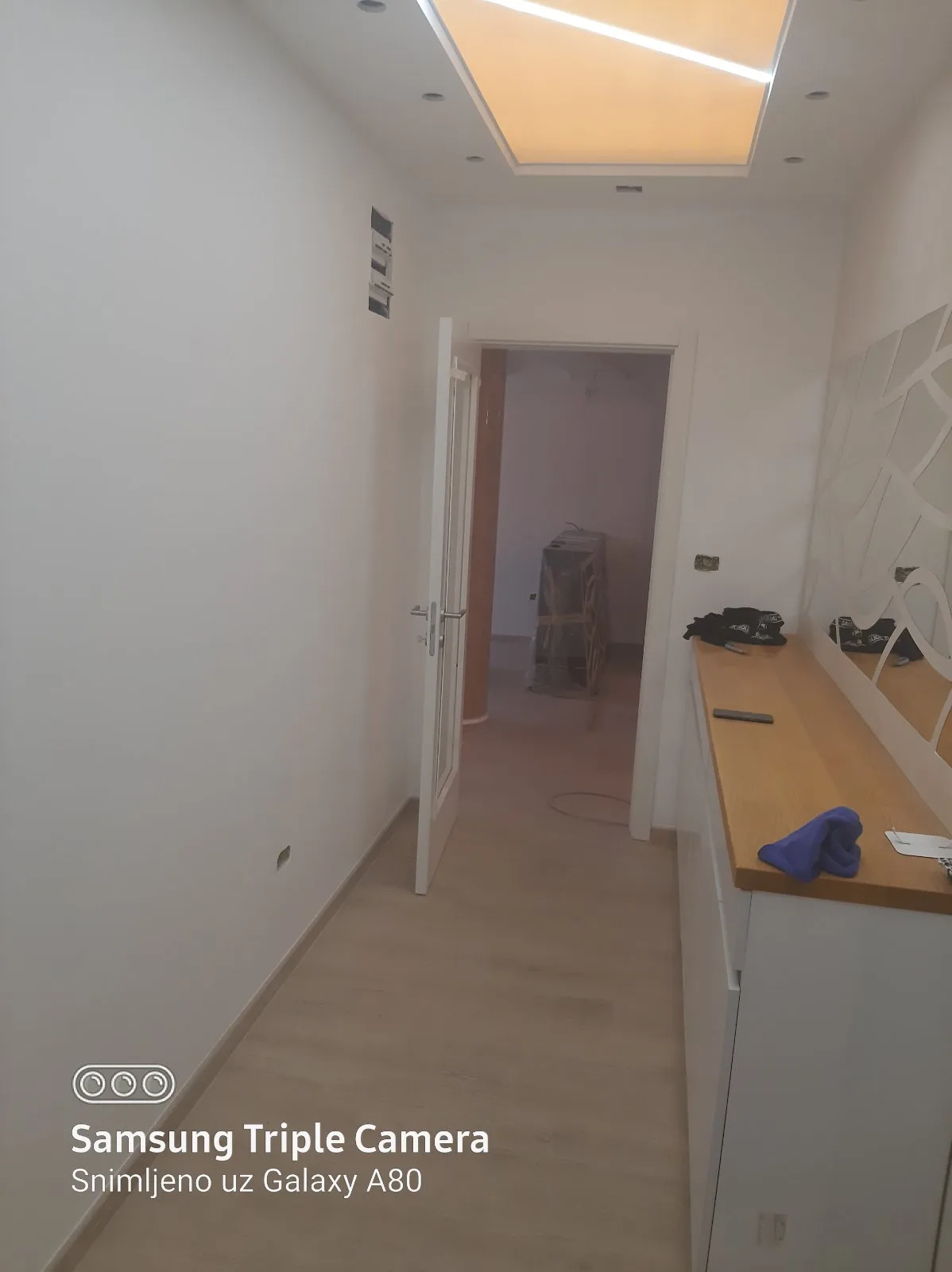 Hodnik sa spuštenim plafonom i LED osvetljenjem posle adaptacije stana u Beogradu — Adaptera