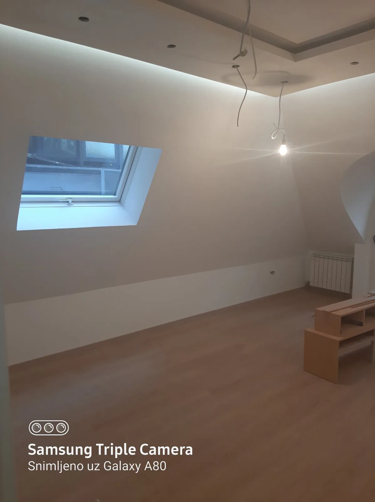 Potkrovlje sa krovnim prozorom i spuštenim plafonom sa LED rasvetom tokom adaptacije — Adaptera Beograd