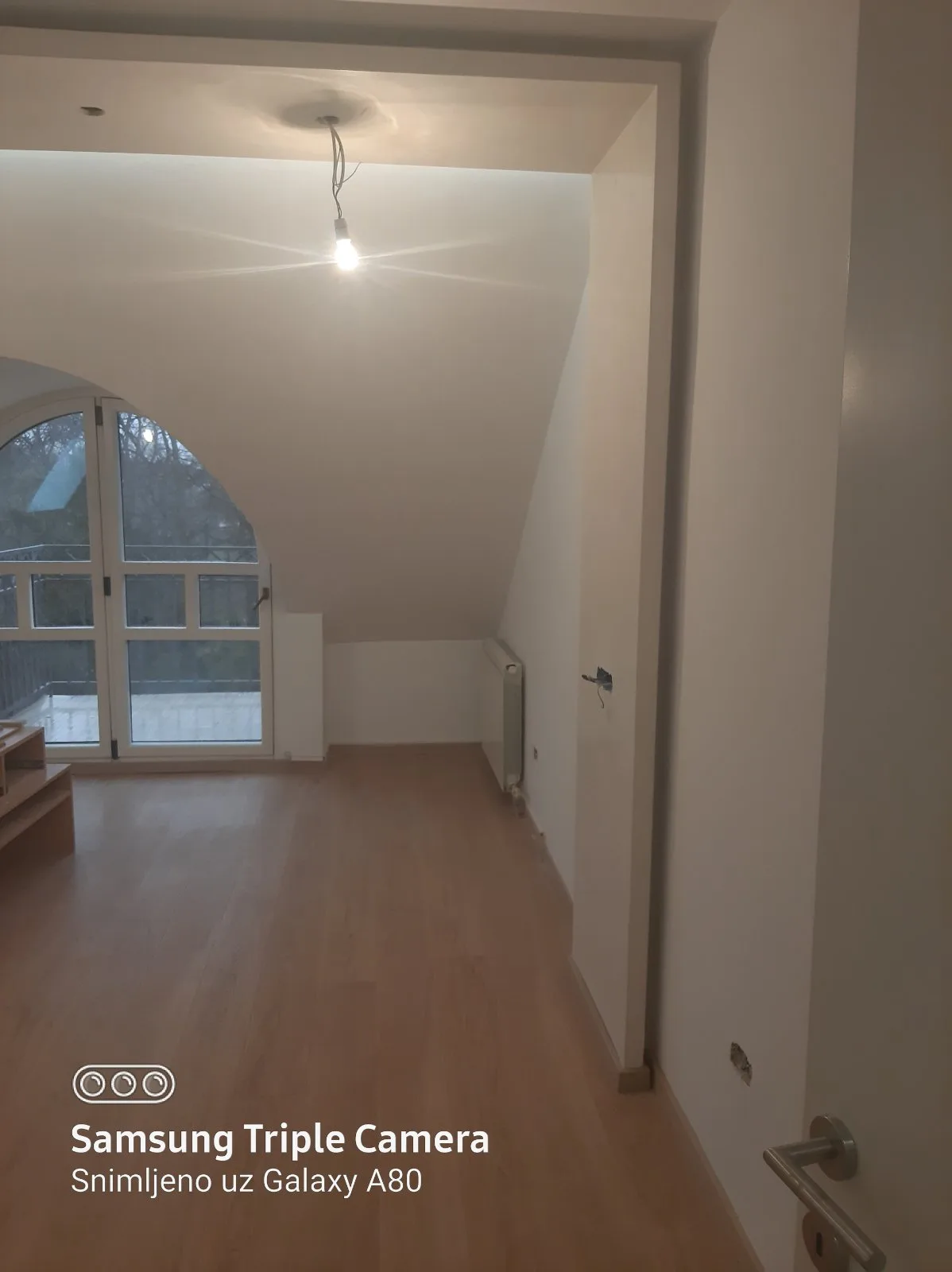 Potkrovlje sa lučnim prozorom i izlazom na terasu — Adaptera Beograd