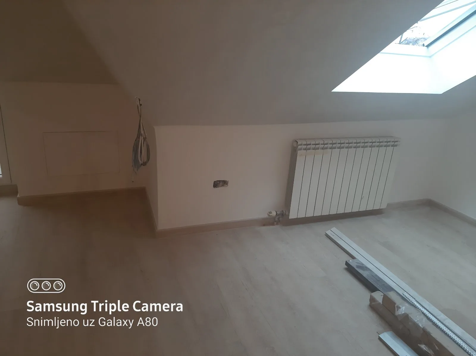 Potkrovlje sa krovnim prozorom i laminatom posle renoviranja u Beogradu — Adaptera