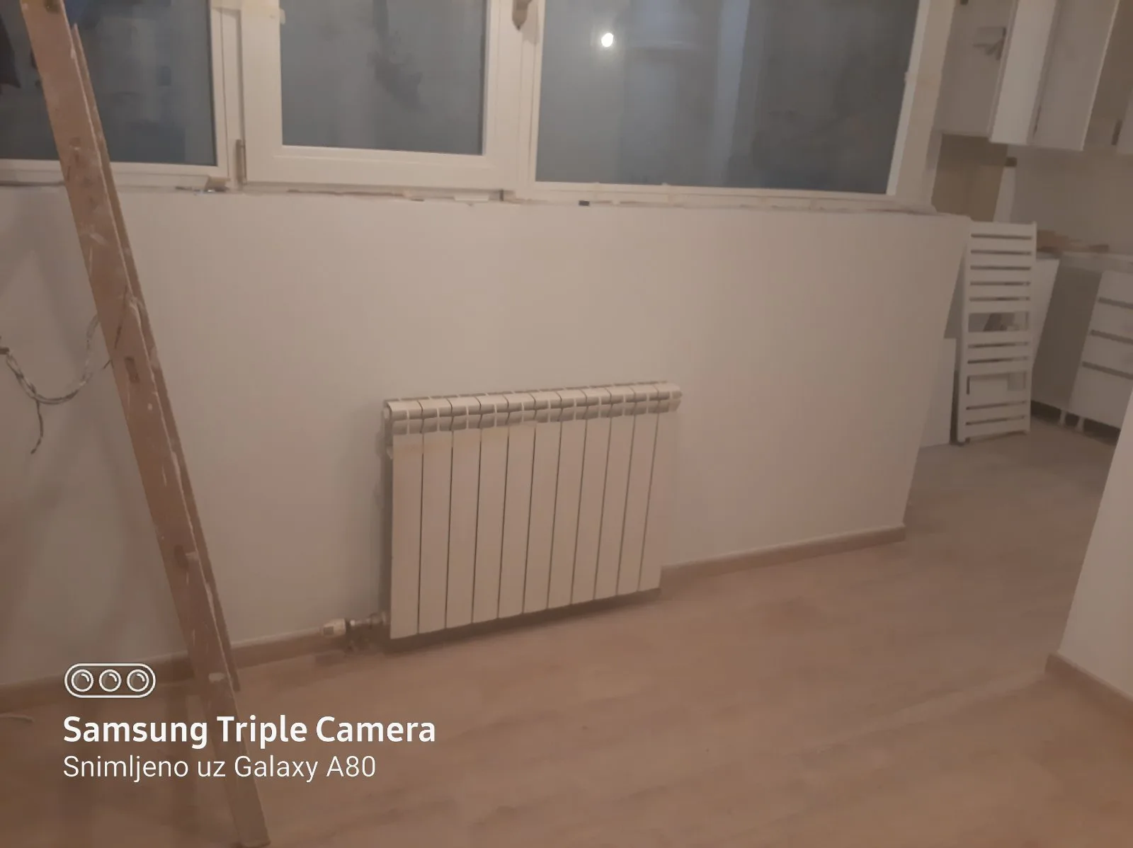 Gletovani zidovi u sobi sa novim radijatorom i laminatom tokom adaptacije stana — Adaptera Beograd