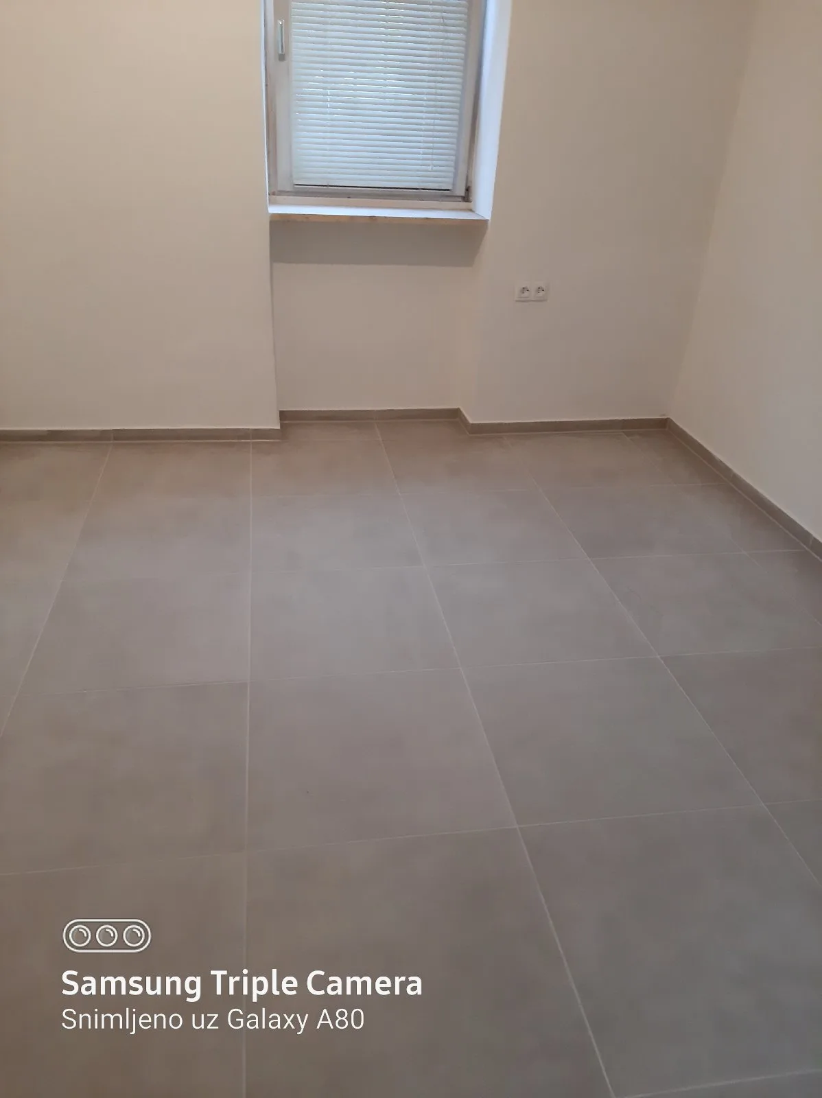 Soba sa velikim podnim pločicama posle adaptacije stana u Beogradu — Adaptera