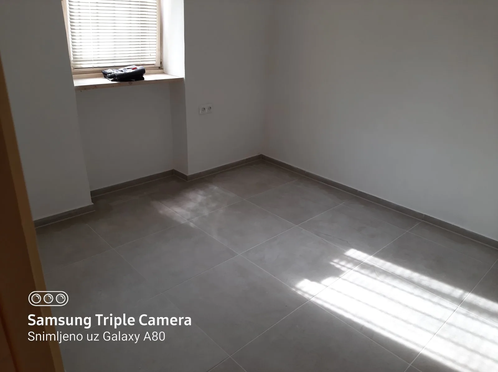 Soba sa novom podnom keramikom posle adaptacije stana u Beogradu — Adaptera