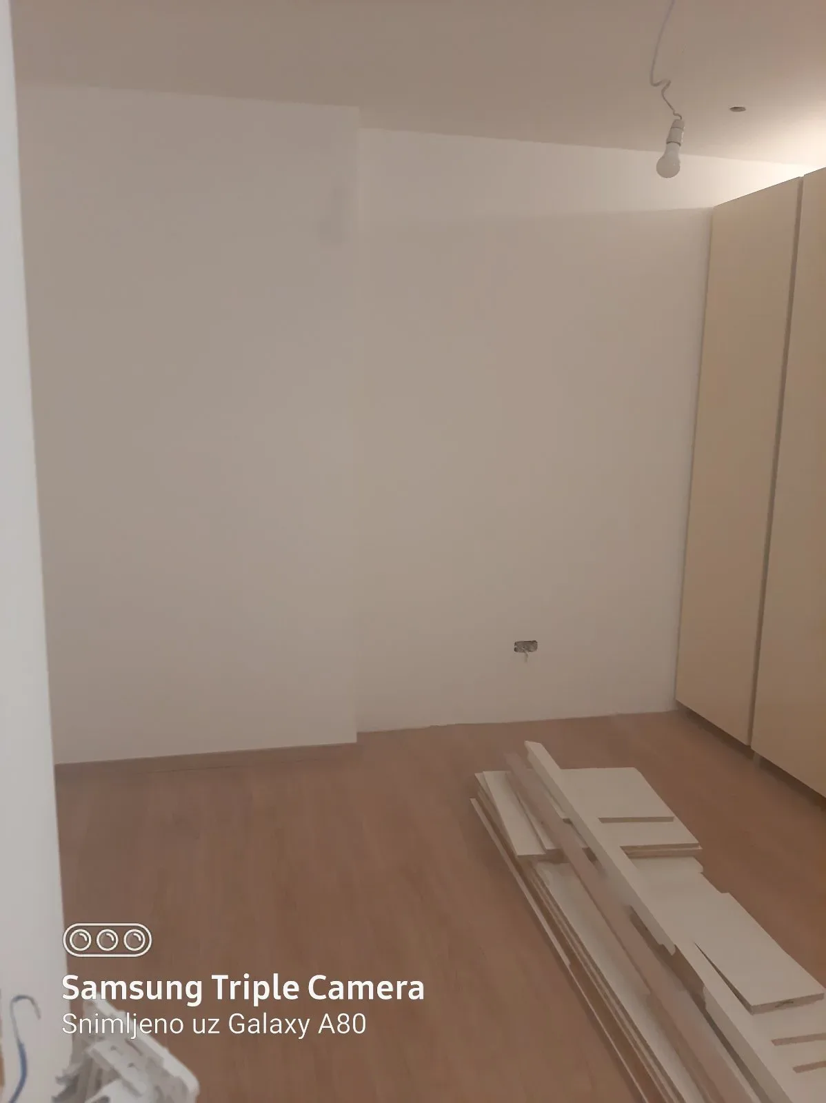 Soba sa ugradnim plakarom i laminatom posle adaptacije stana u Beogradu — Adaptera
