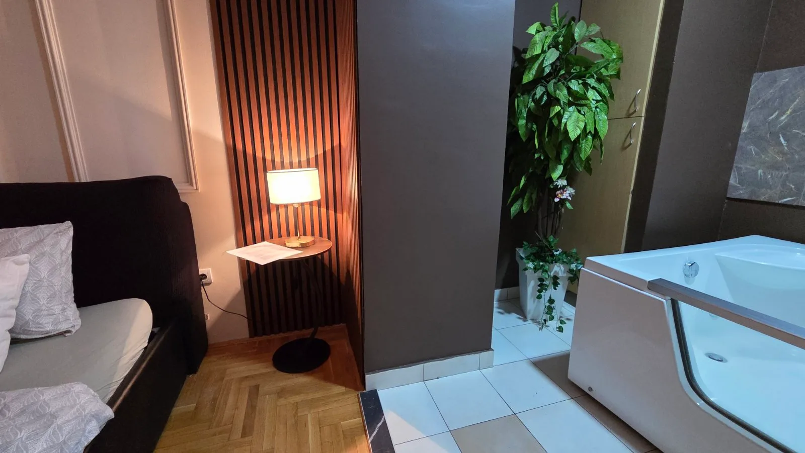 Spavaća soba sa đakuzijem posle renoviranja stana u Beogradu — Adaptera
