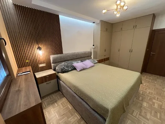 Spavaća soba sa lamperijom i ugradnim plakarom posle renoviranja stana u Beogradu — Adaptera