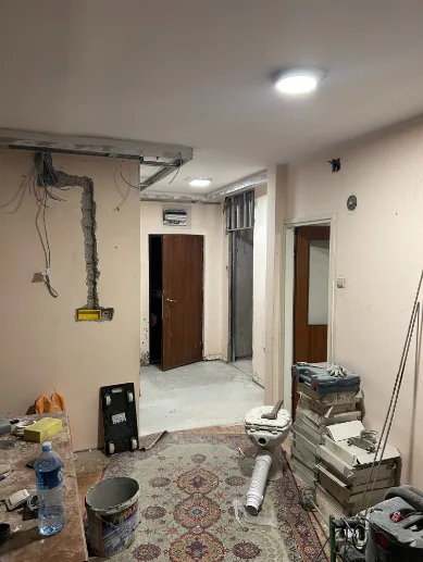 Stan tokom radova — otvoreni šlicevi za elektroinstalacije i demontiran plafon, Adaptera Beograd