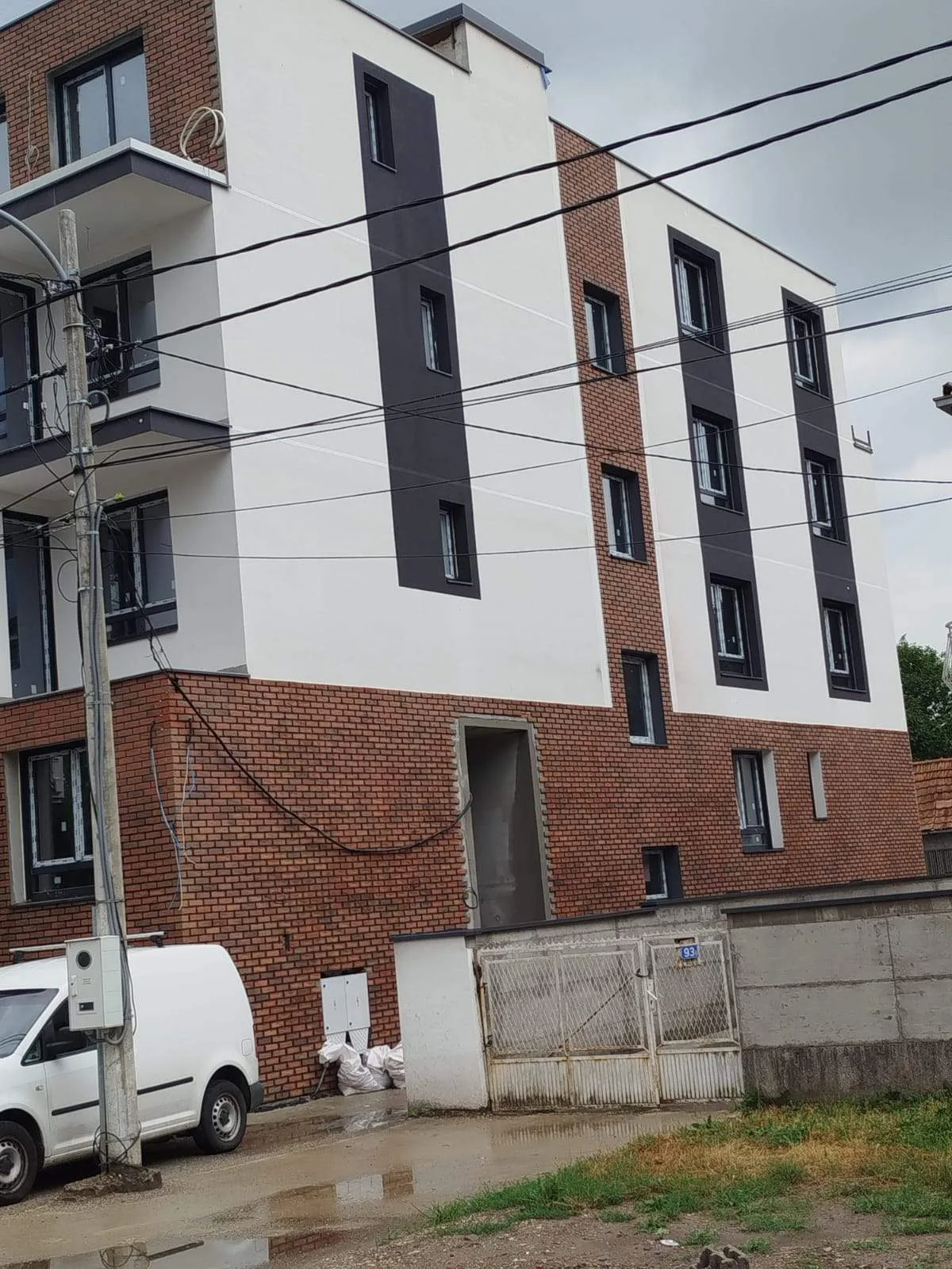 Stambeno-poslovni objekat sa fasadom od cigle — radovi Adaptera, Beograd