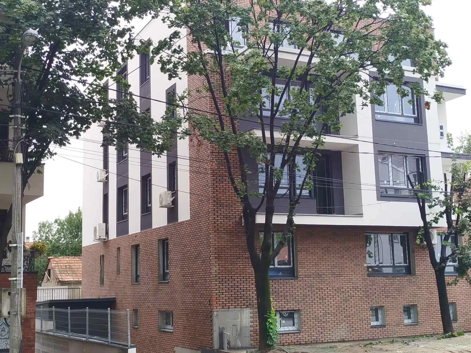 Stambeni objekat sa fasadom od cigle i terasama — radovi Adaptera, Beograd
