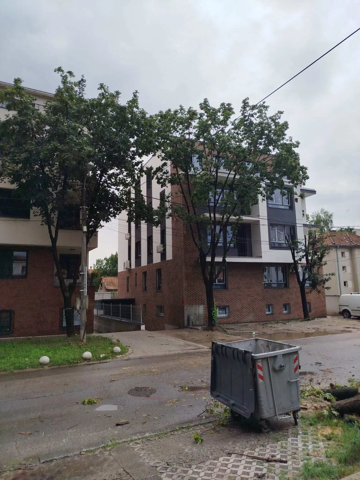 Novoizgrađeni objekat sa uređenim prilazom — radovi Adaptera, Beograd